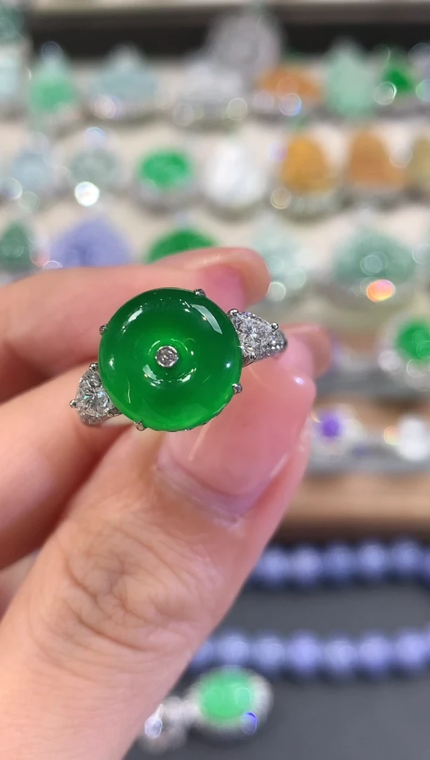 18K金镶嵌戒指翡翠北***，w33