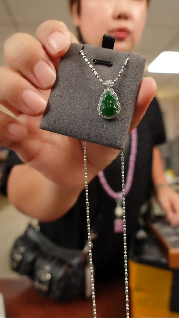 无非金属翠 项坠