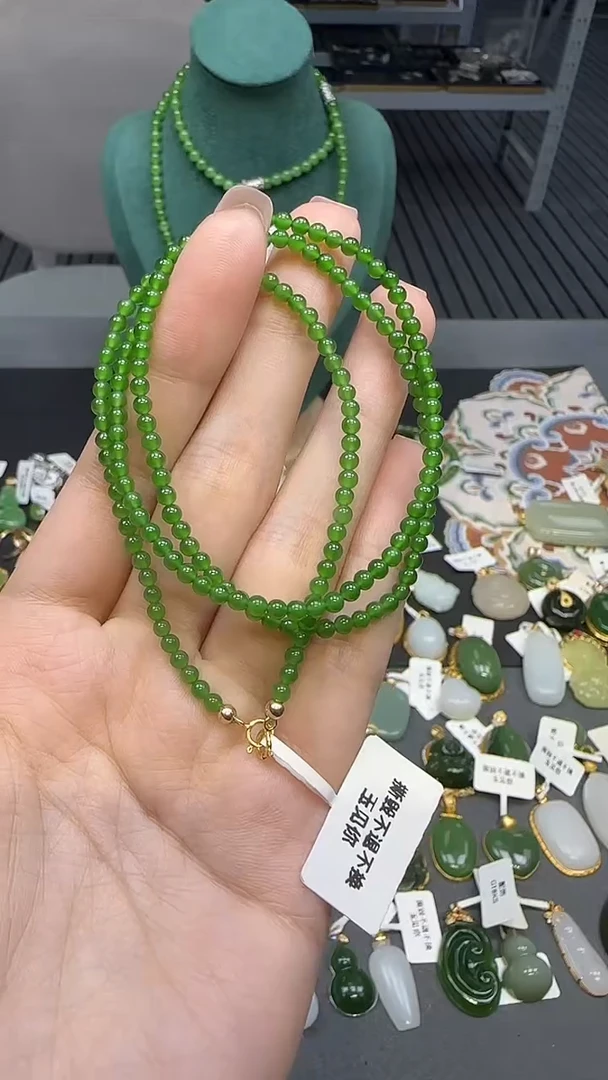 18K金镶嵌和田玉挂件1