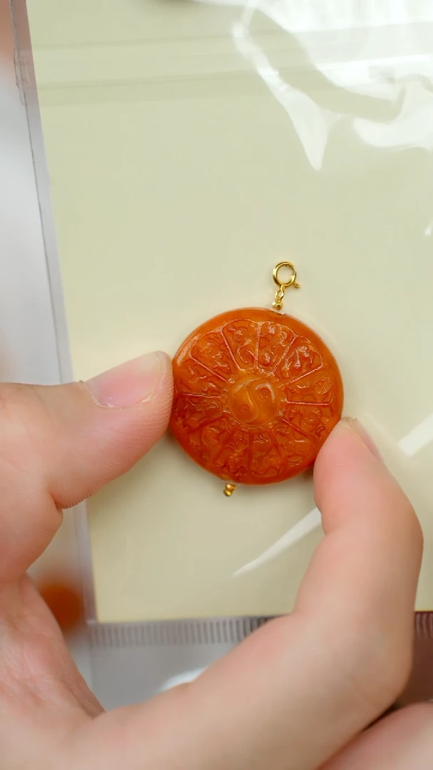 蜜蜡颈饰18K金镶嵌心如珠宝 18K蜜蜡九宫吊坠