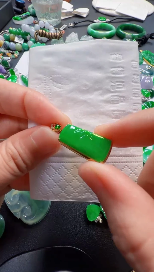 翡翠18K金镶嵌吊坠(不含链)2300