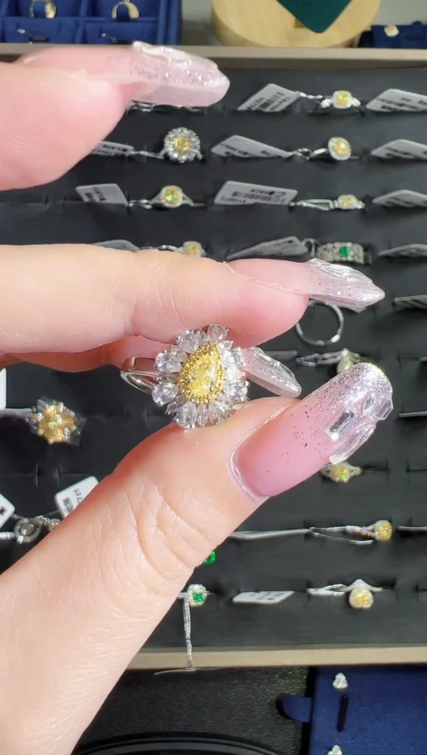 【闪购商品】钻石戒指18K金镶嵌黄钻水滴戒指lq