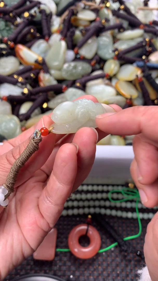 【闪购商品】和田玉颈饰未镶嵌多样性发货没有证书，拍一发一.有瑕