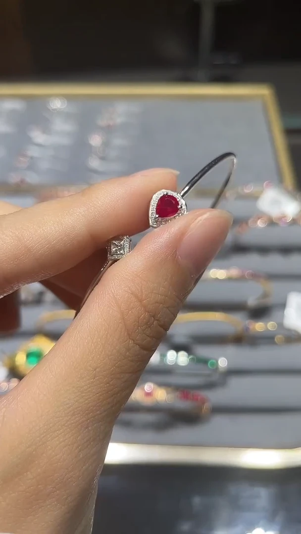 18K金镶嵌手镯红宝石1