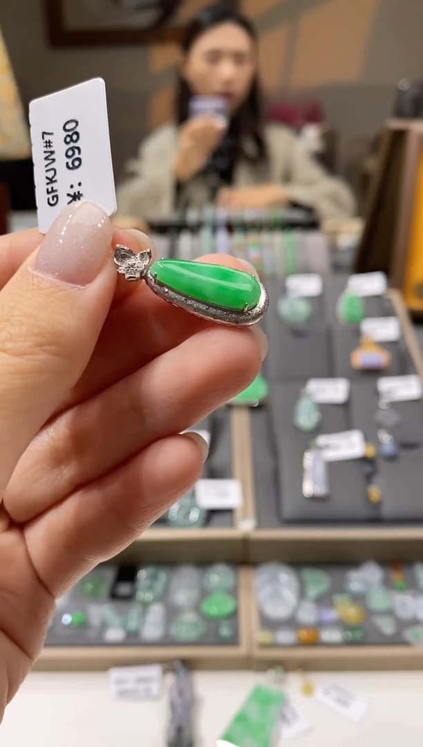 颈饰18K金镶嵌翡翠福瓜