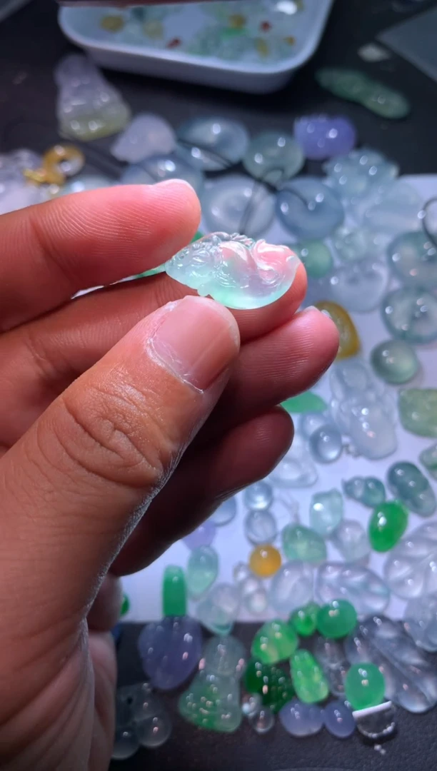 【闪购商品】翡翠颈饰未镶嵌鱼化龙