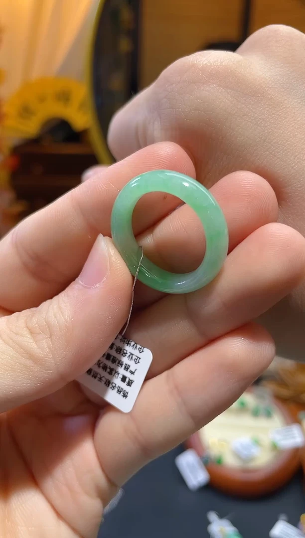 翡翠未镶嵌颈饰指环