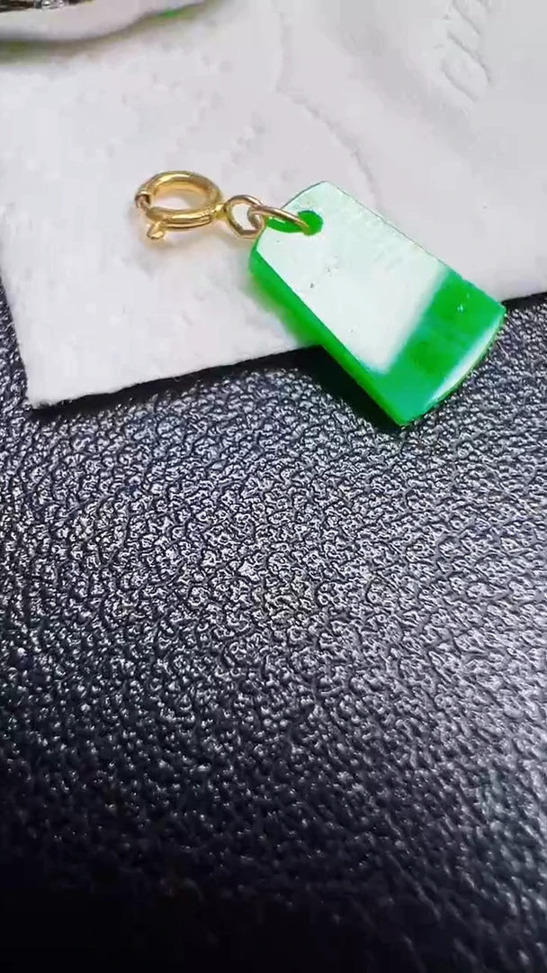 颈饰18K金镶嵌翡翠吊坠