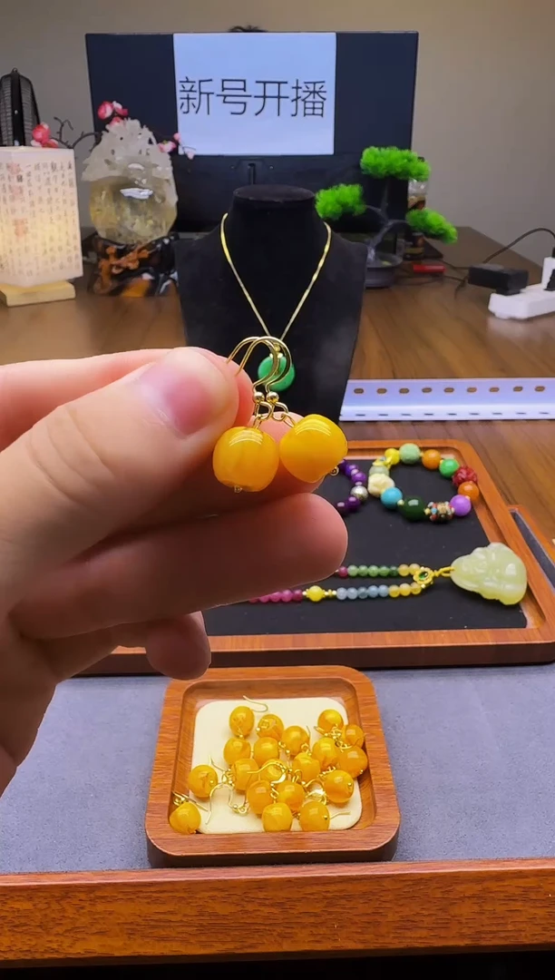 14K金镶嵌蜜蜡耳饰E01