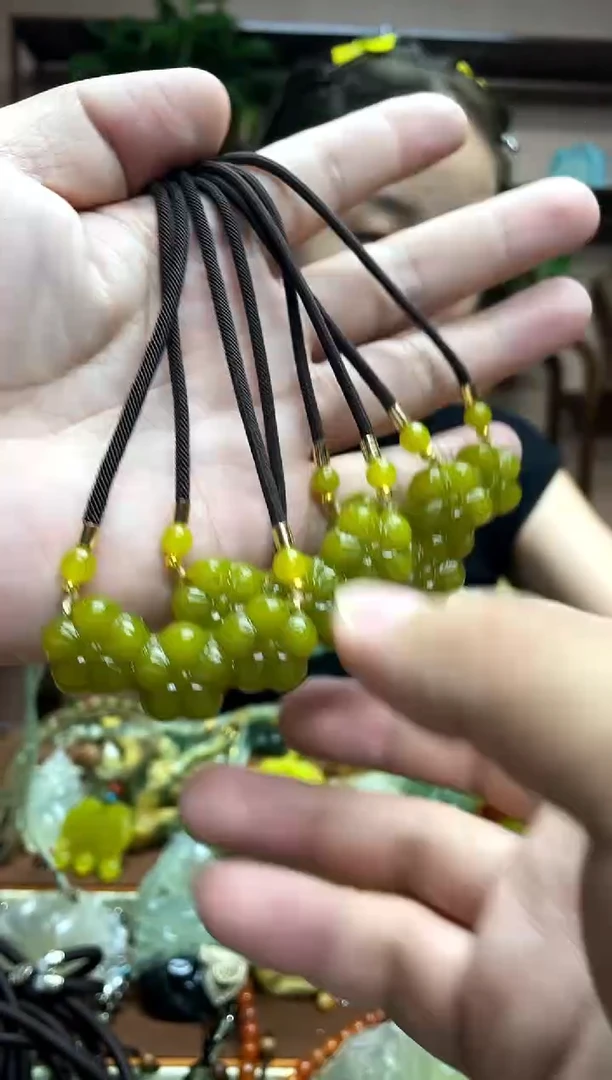 未镶嵌岫玉颈饰多样性发货发其中之一