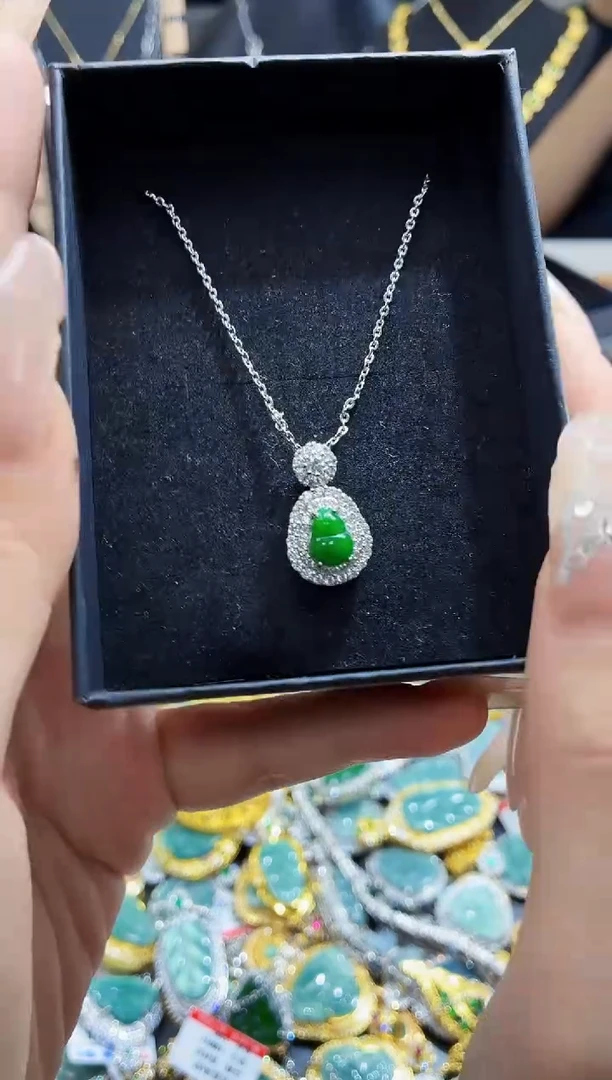 翡翠未镶嵌吊坠(赠链)天然翡翠a货 多样性发其一