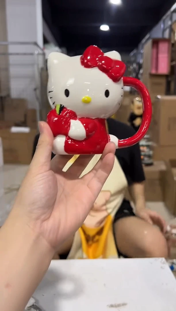 瓷片红色kt猫抱苹果全身杯