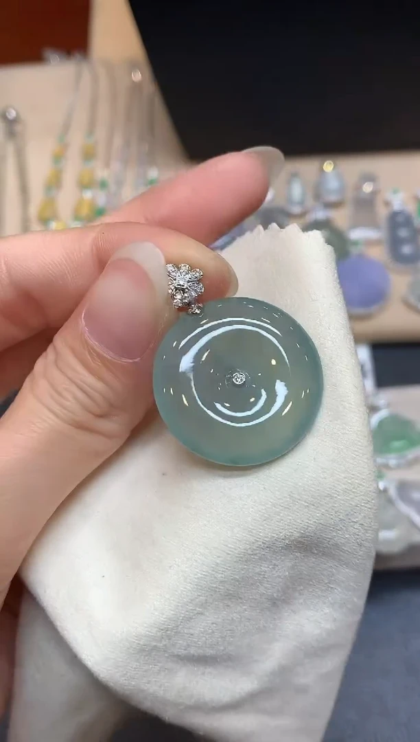 颈饰18K金镶嵌翡翠平安扣【无服务费