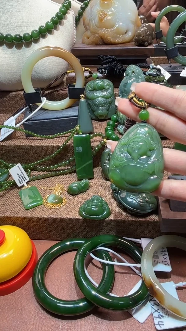 颈饰未镶嵌和田玉（碧玉）1