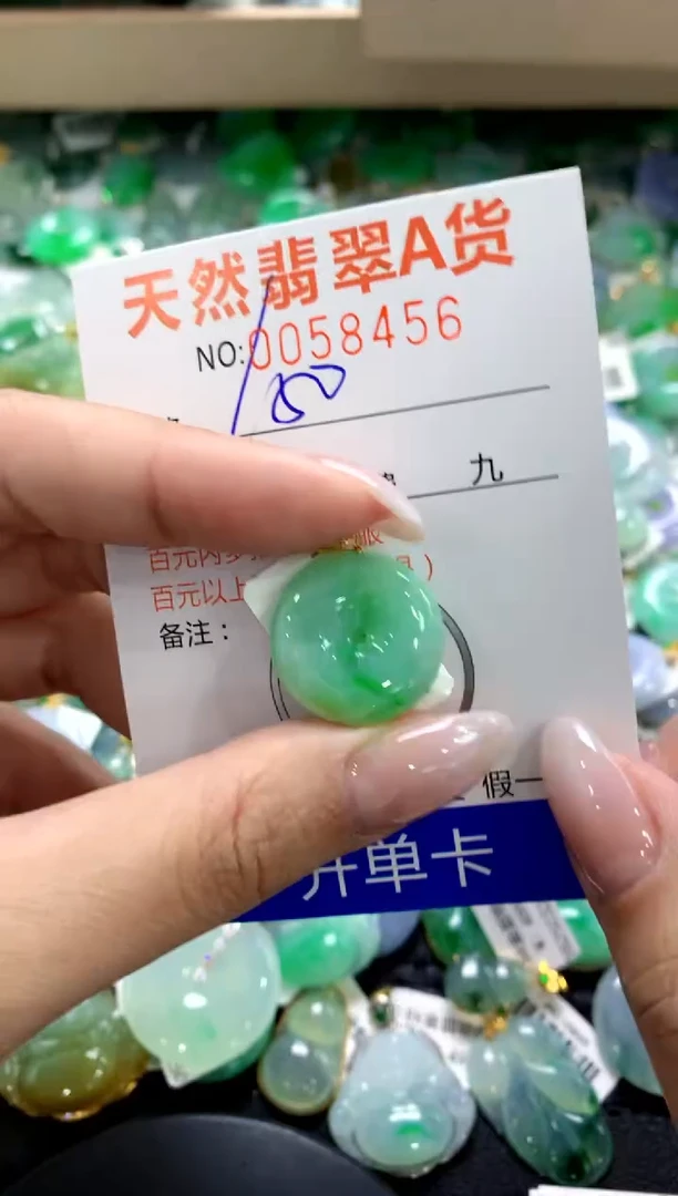 翡翠18K金镶嵌颈饰1111111111111111