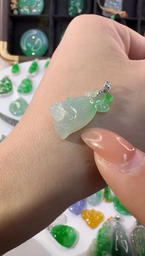 颈饰18K金镶嵌翡翠缅甸A货翡翠