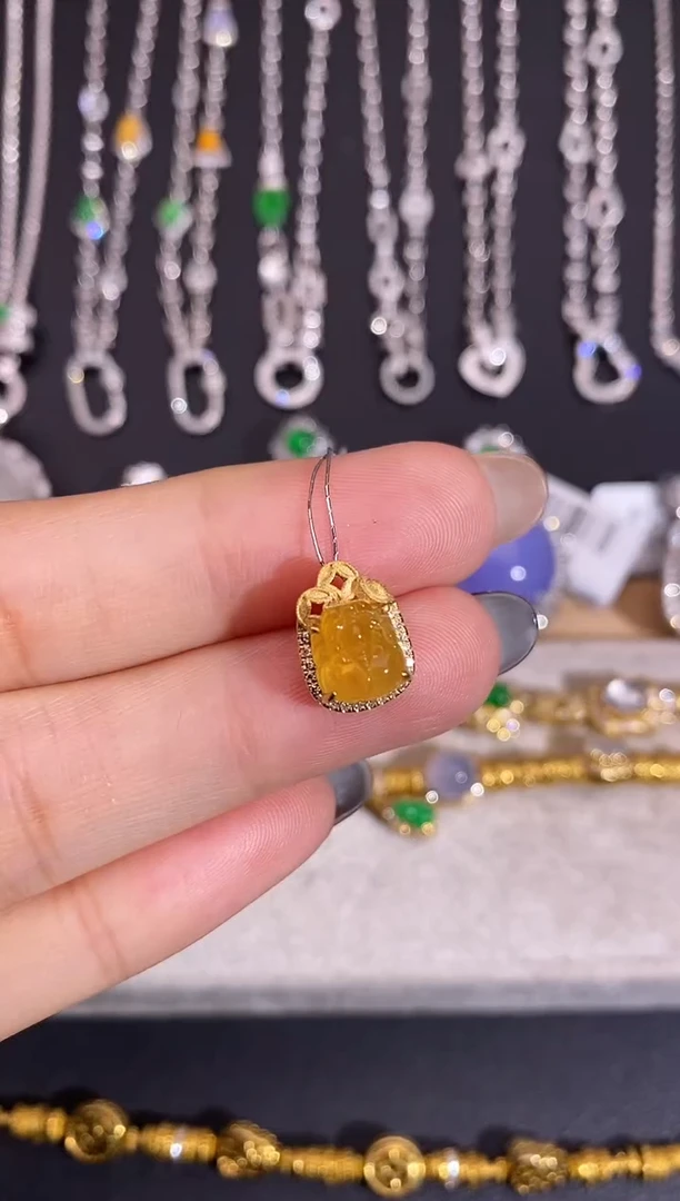 颈饰18K金镶嵌翡翠吊坠