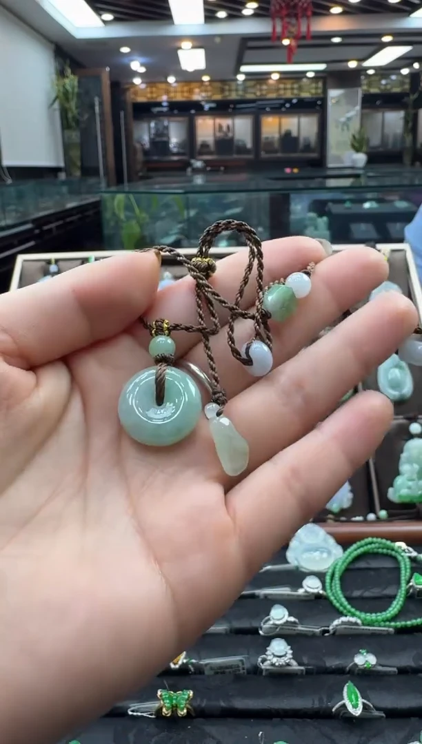 颈饰未镶嵌翡翠平安扣