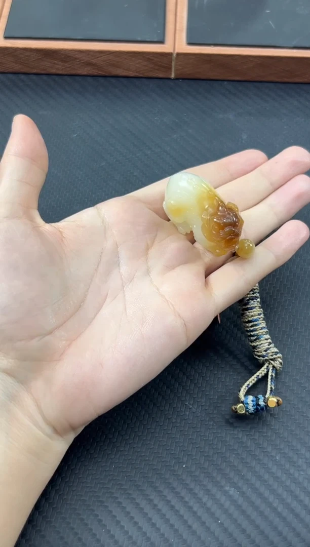 和田玉未镶嵌吊坠(赠链)且末金山微色差吊坠