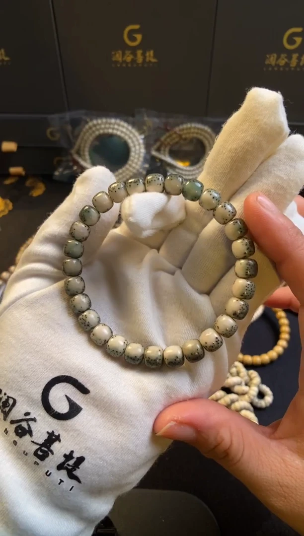 手串星月菩提8*7绿包白河豚