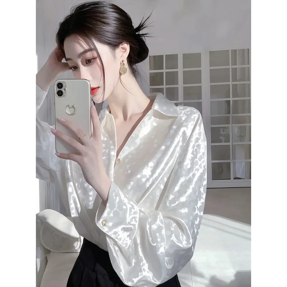 今年爆款白色长袖缎面衬衫女款2025早春新款宽松法式上衣