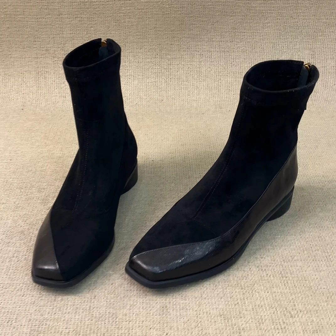 RubyL/3cm复古极简风通勤拼接绒面后拉链百搭方头坡跟瘦瘦靴女款