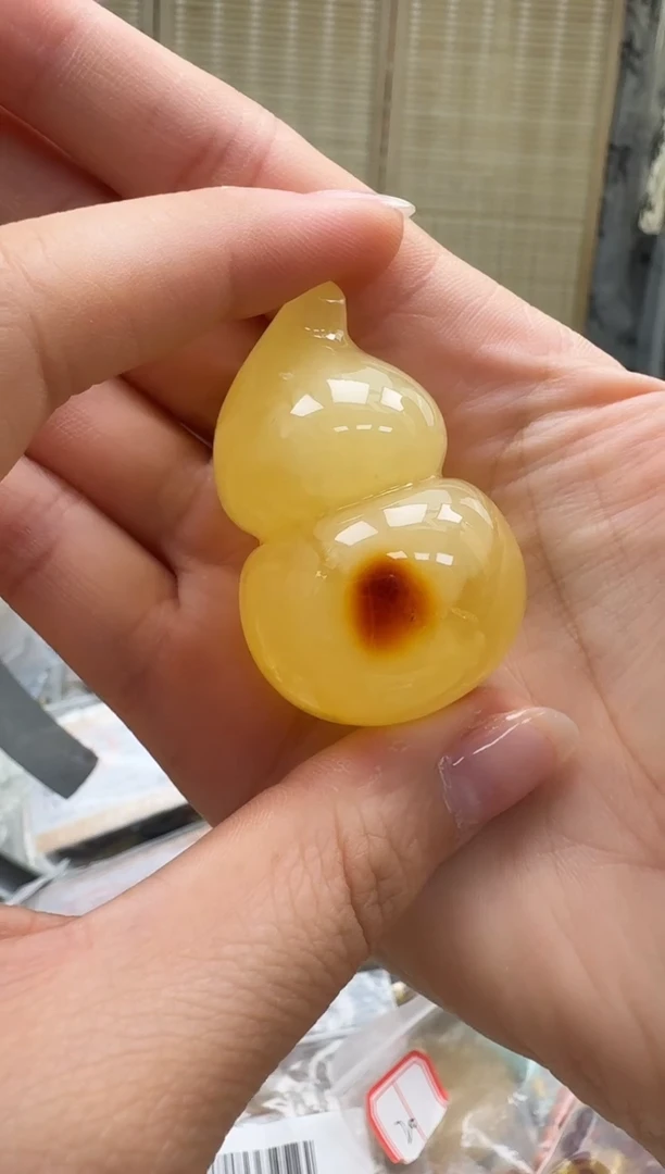 未镶嵌颈饰琥珀如图