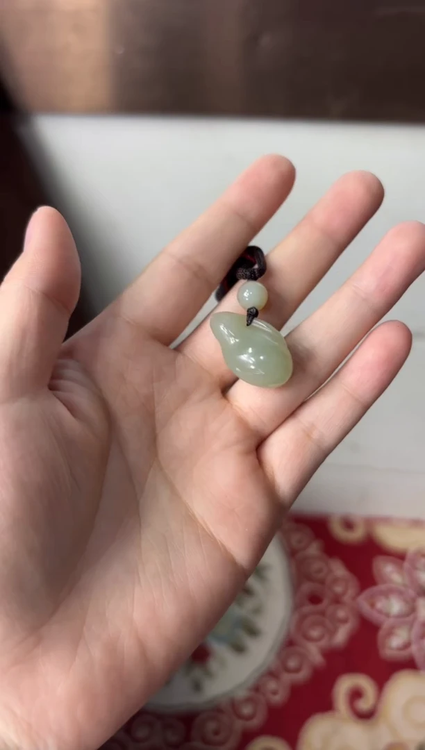 【闪购商品】和田玉吊坠(赠链)未镶嵌且末微色差近矿吊坠