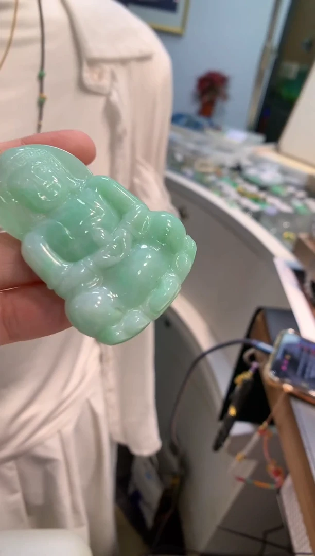 颈饰18K金镶嵌翡翠观音