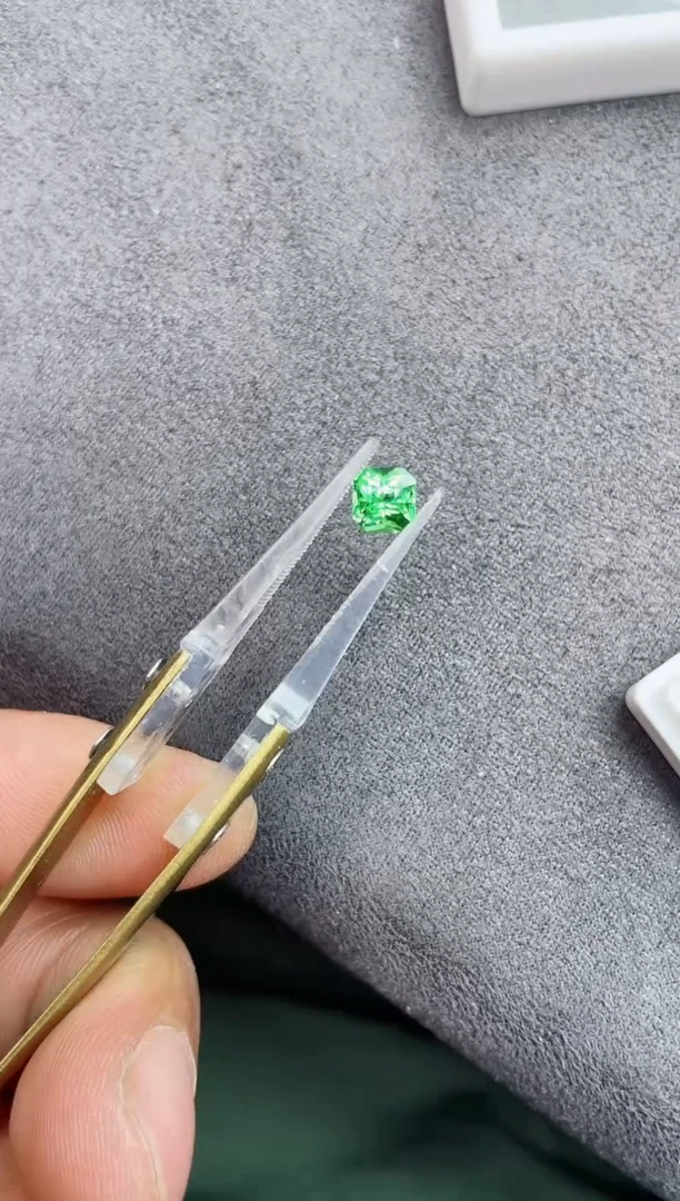 未镶嵌裸石石榴石（沙弗莱）1.035ct