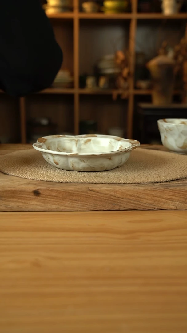 粉影系列的8英寸宽边花瓣盘1个