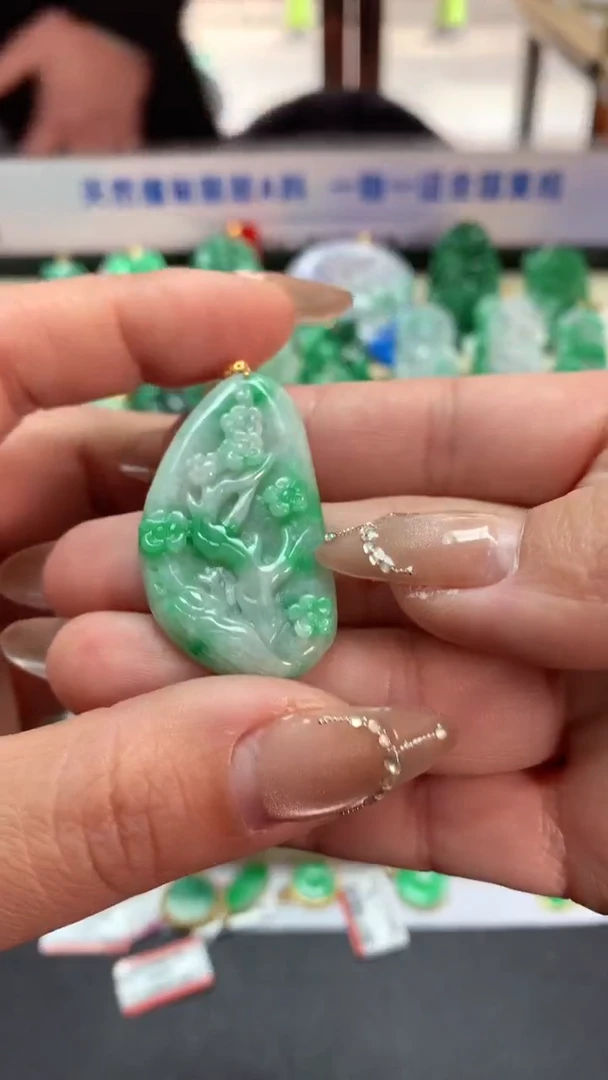 【闪购商品】翡翠吊坠(不含链)18K金镶嵌挂件