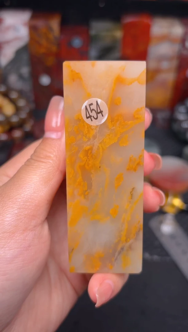 玉桂林鸡血玉摆件 编号：454