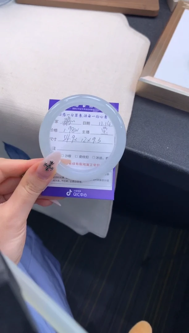 未镶嵌手镯翡翠鹅**?退货需手镯吊牌标签完好