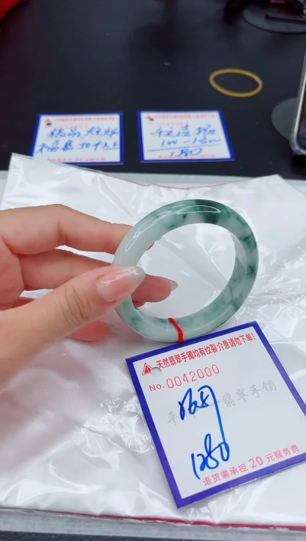 翡翠手镯未镶嵌1