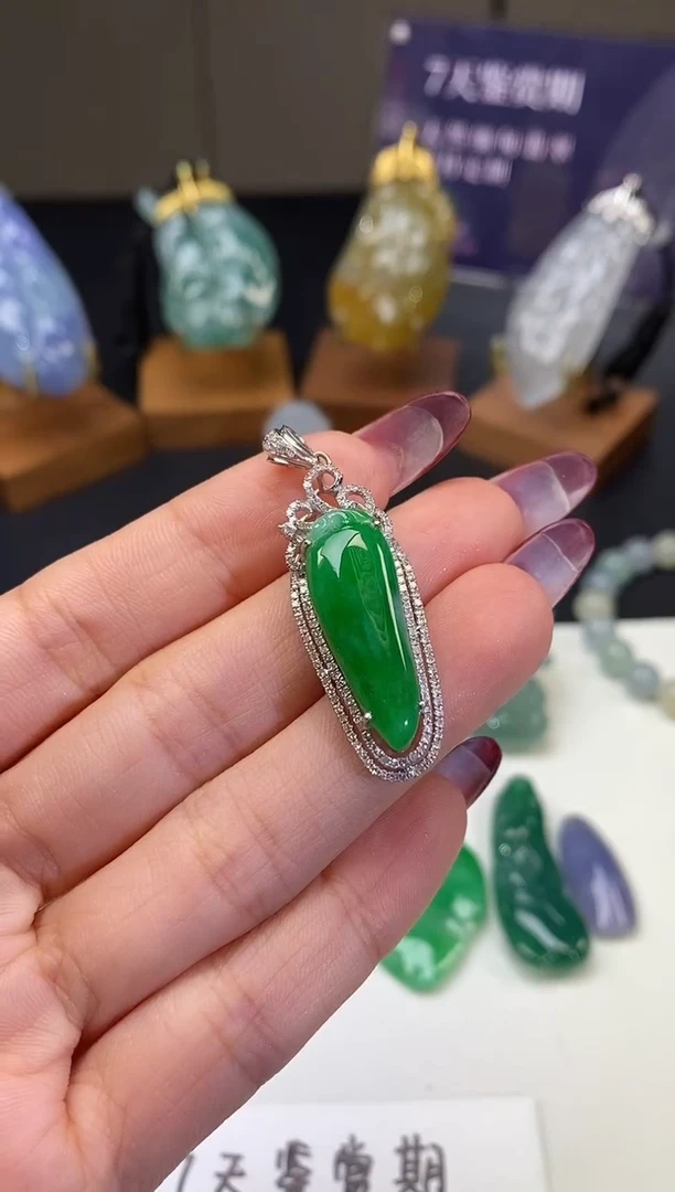 【闪购商品】翡翠吊坠(不含链)18K金镶嵌吊坠