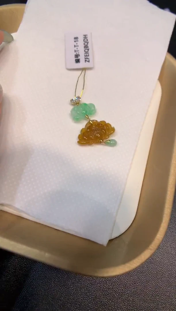 颈饰18K金镶嵌翡翠莲花