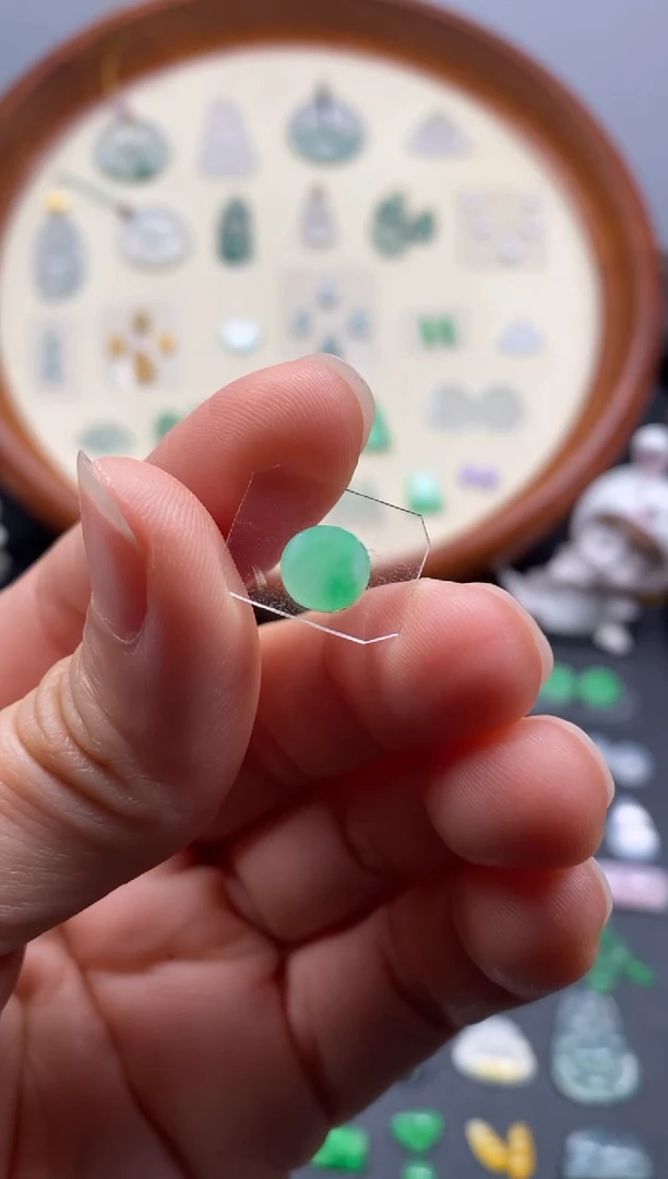 颈饰未镶嵌翡翠果緑无事牌/芬