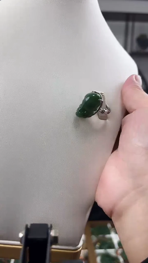 颈饰未镶嵌和田玉戒指
