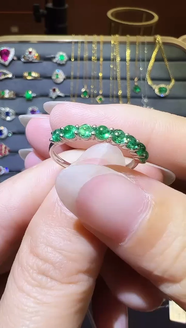 18K金镶嵌戒指祖母绿0.7ct