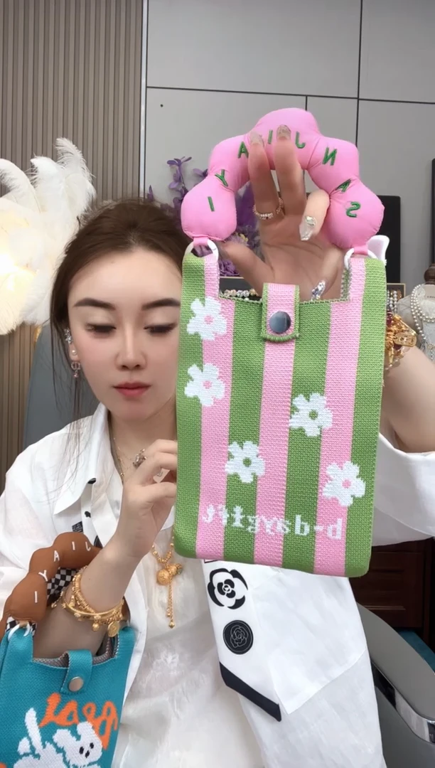 亚克力不锈钢粉色小包