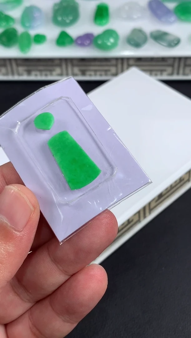 未镶嵌定制翡翠?**?翡翠