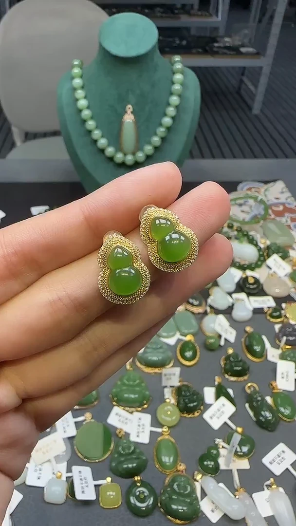 18K金镶嵌和田玉耳饰1