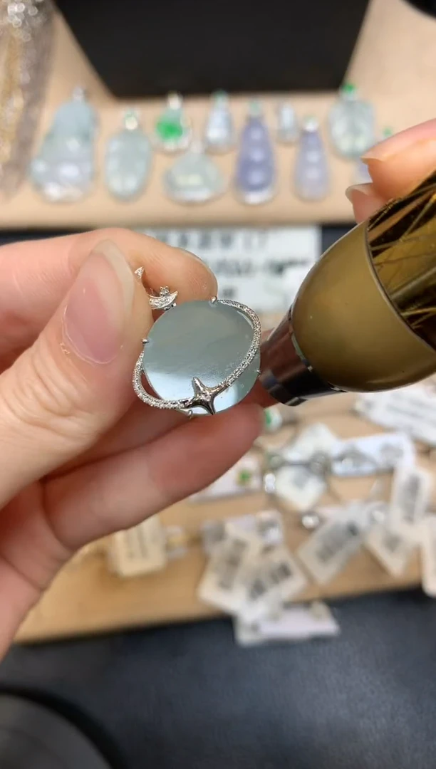 【闪购商品】翡翠颈饰18K金镶嵌圆牌【无服务费