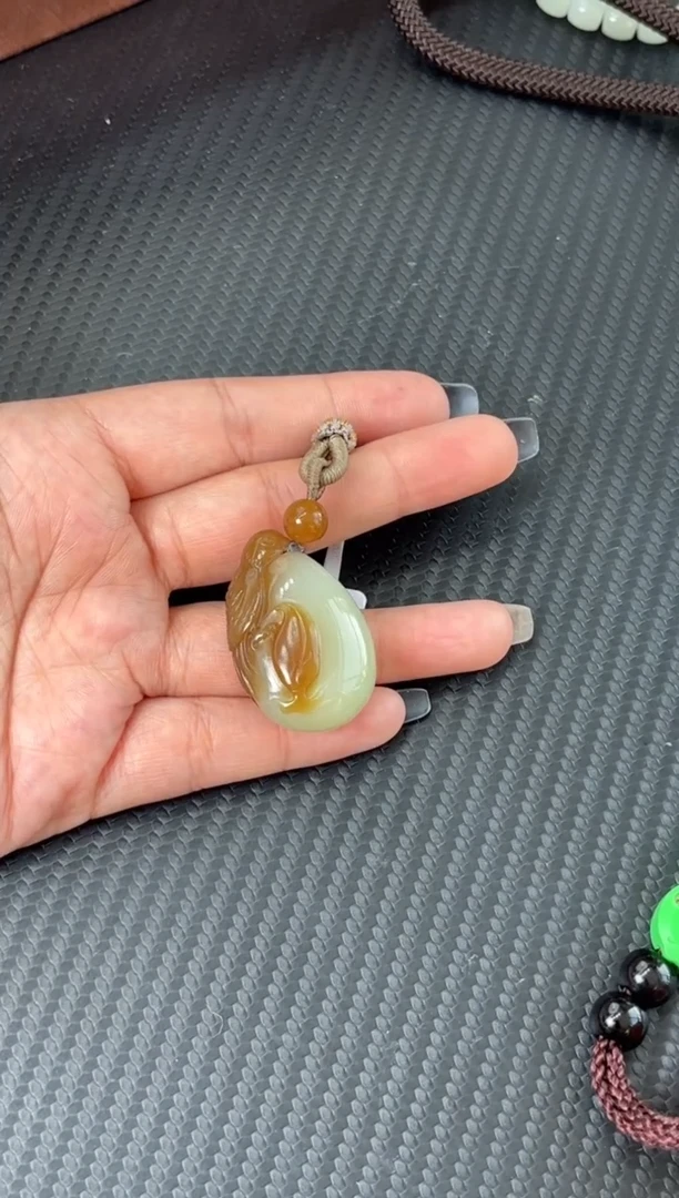 吊坠(赠链)未镶嵌和田玉若羌微色差吊坠m