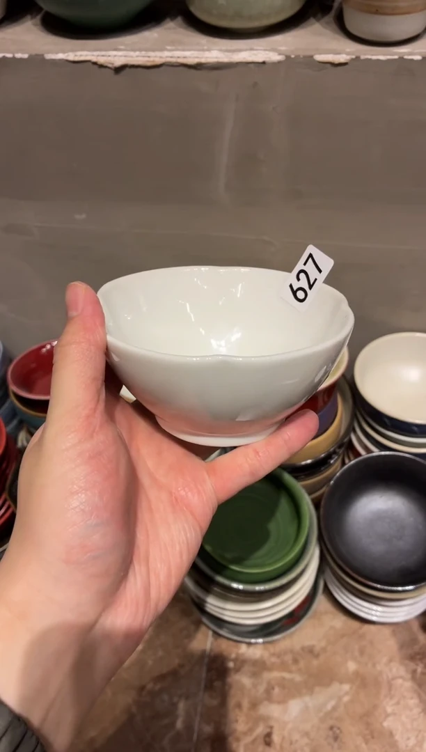 瓷片?*️627微瑕定白花瓣米饭碗1个