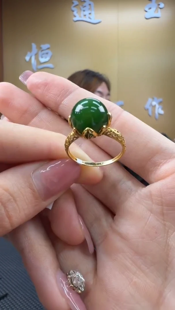颈饰18K金镶嵌和田玉戒指