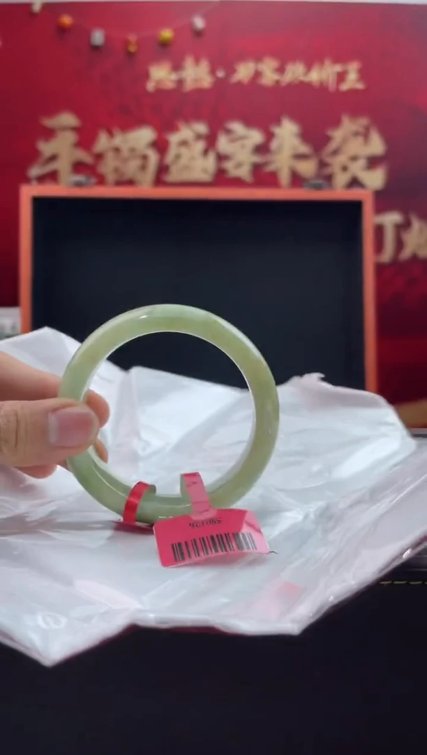 【闪购商品】翡翠手镯未镶嵌19翡翠手镯（微瑕）