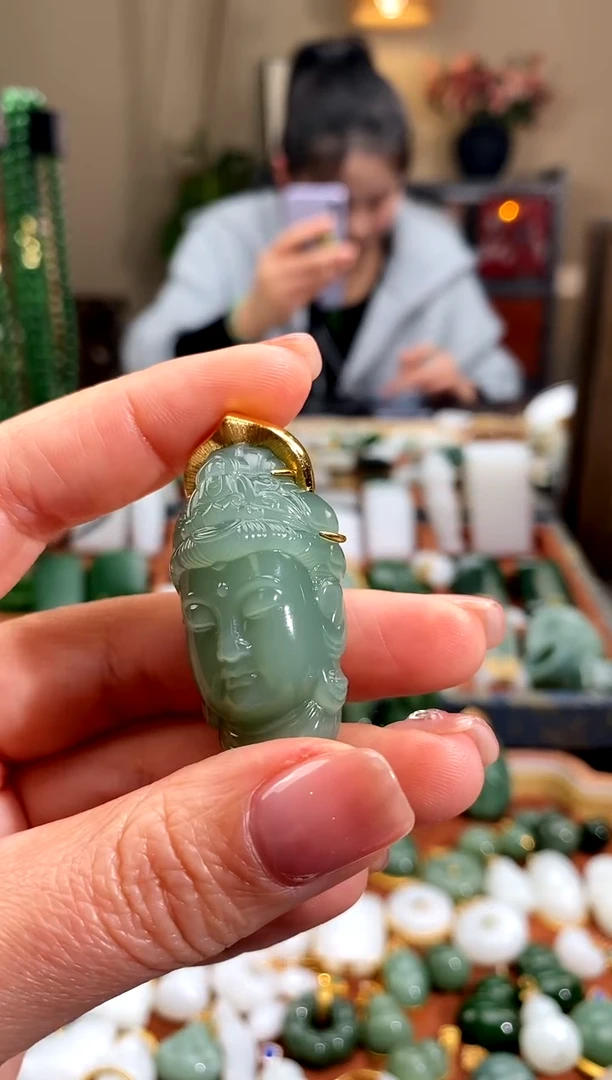 吊坠(赠链)18K金镶嵌和田玉.