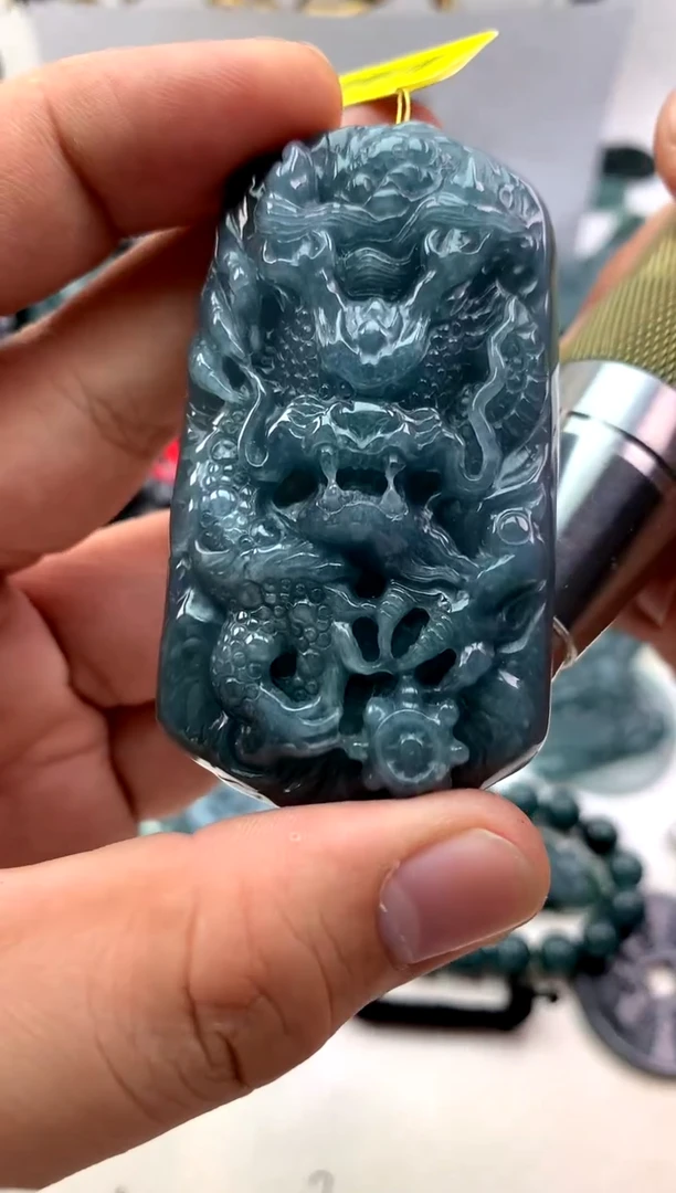 翡翠未镶嵌颈饰龙牌
